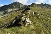 25 Dalla cimetta risalgo per Cima Villa e Pizzo delle segade ora libere dalla nebbia e baciate dal sole 